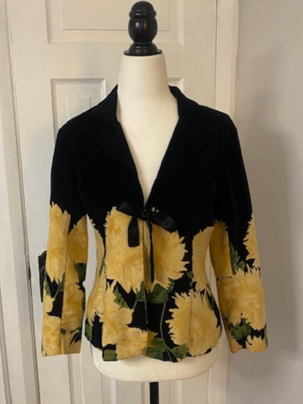 Elevenses Anthropologie Velvet Jacket Size 2 Floral fitted Silk trim